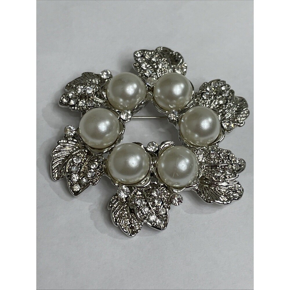 Vintage Silver Tone Faux Pearl And Rhinestone Wreath Brooch Pin Christmas